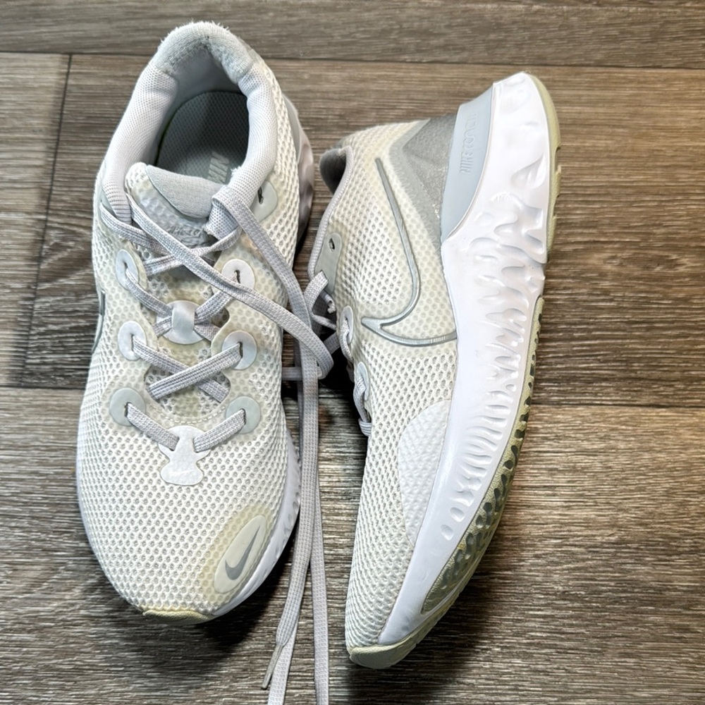 Nike renew Athletic Shoes woman’s 8 (b199)